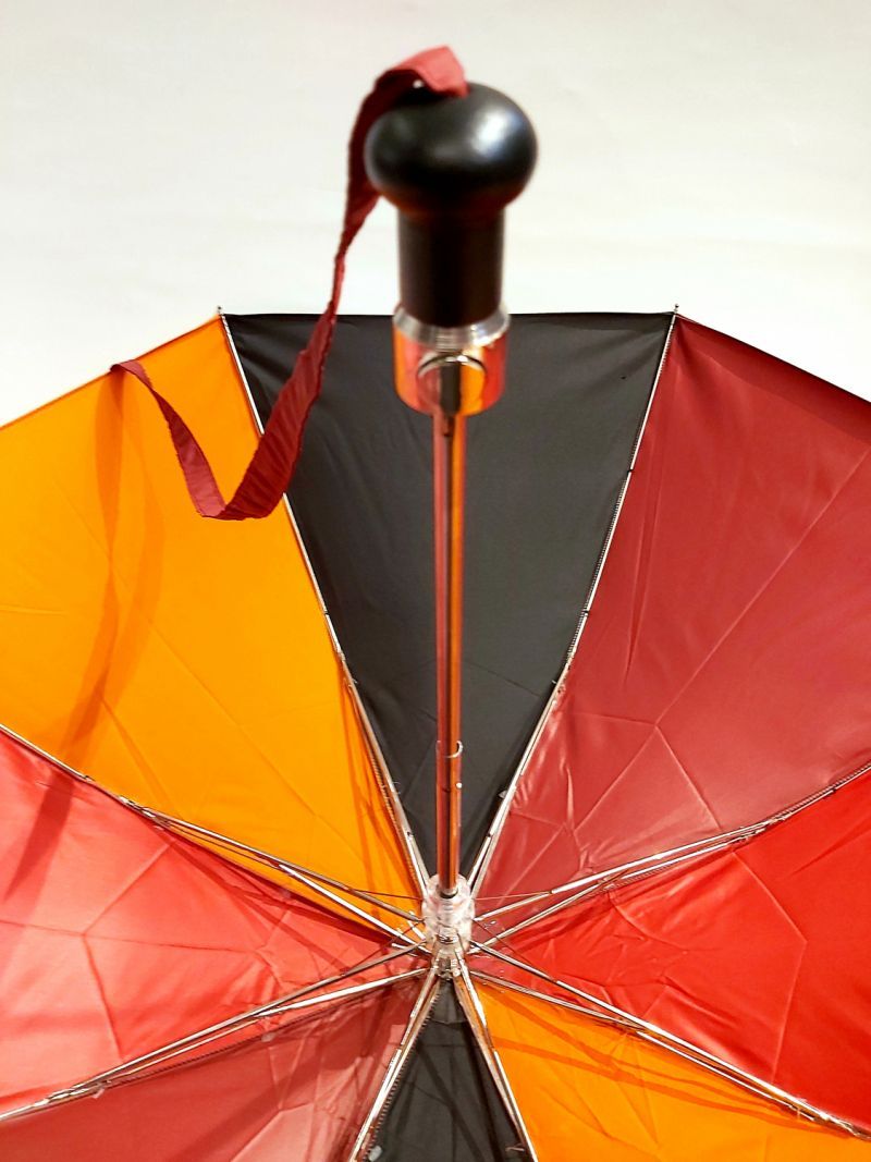 grand parapluie canne fines rayures tempête