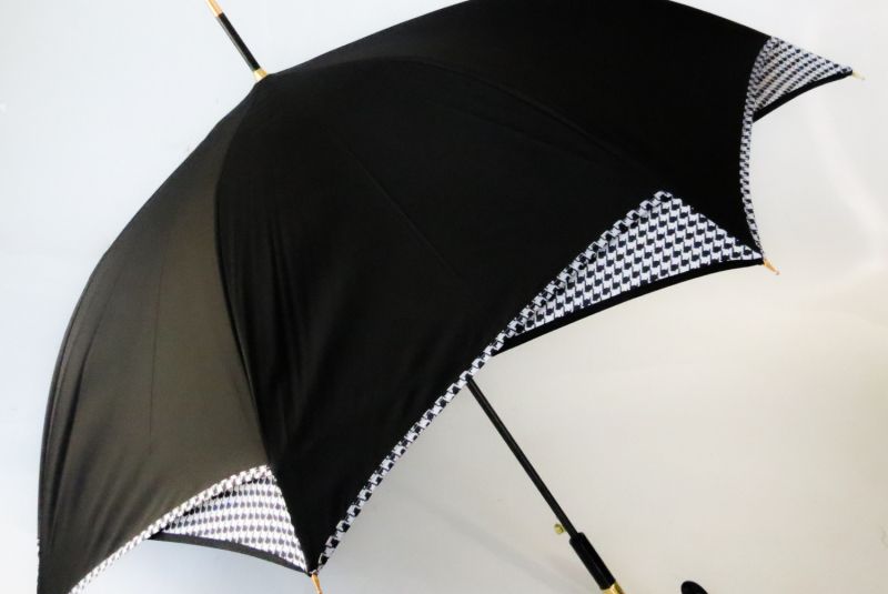 Parapluie femme long pagode manuel uni noir gansé beige / Guy de
